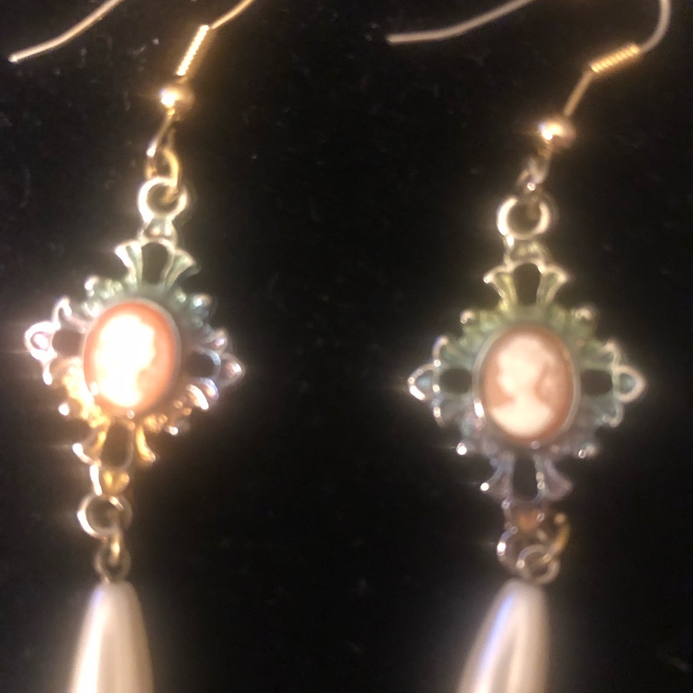 🌞 Classic Vintage 80s dangling Cameo Earrings pink pierced ears Classy